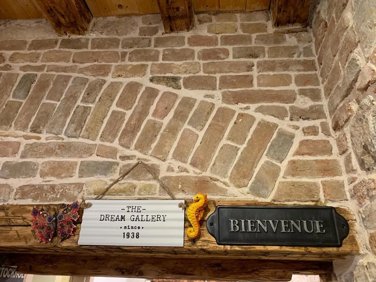Luxury Art Room Split
